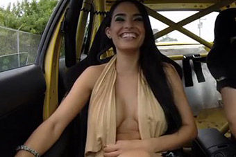 视频：性感美女坐斯巴鲁拉力赛车哇哇直叫