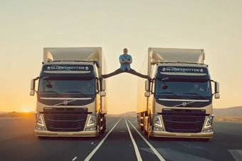 视频：53岁尚格云顿沃尔沃广告逆天表演一字马大劈叉