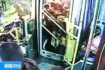 视频：公交车进站“耍横” 学生追车被卷入车轮碾死