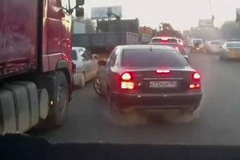 视频：奇葩开车都不要命 战斗民族12月各种车祸合集