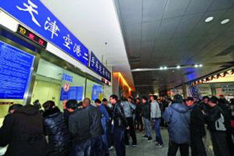 视频：实拍天津市民连夜抢购轿车连称算你狠