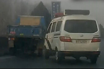 视频：太勇猛了！农用三轮车与警车上演别车大战