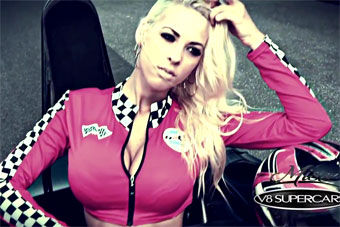 视频：紧身红衣性感美女驾驶卡丁车