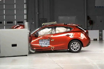 视频：成绩不错 2014款马自达3美国IIHS碰撞测试