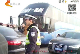 视频:实拍两车争道引发群殴 混乱中打错人