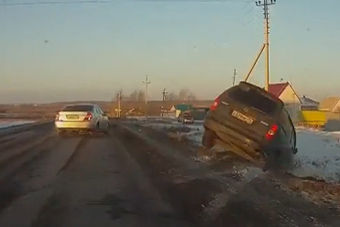 视频：冲动绝对是魔鬼！俄罗斯俩司机公路飙车玩命