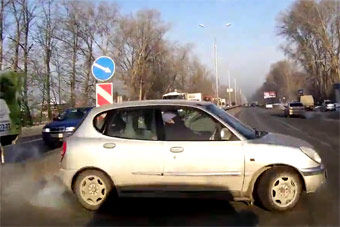 视频：肯定被撞懵了 小车随意拐弯被撞还在马路乱开