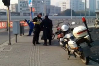 视频：上海最牛交警怒斥违章“政府人员”