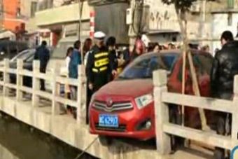 视频：女司机倒车挂错档 老人被撞进河中身亡