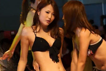 视频：2013曼谷国际车展上的日本性感洗车女孩
