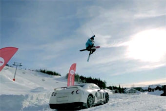视频：白色世界中驰骋 GT-R与双板滑雪完美演绎大片