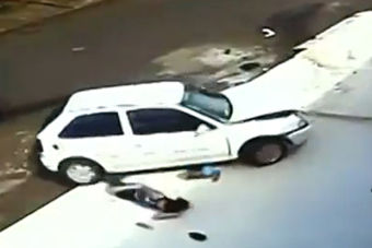 视频：简直就是奇迹 卷入车底后又站起来了