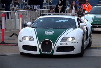 视频：走哪都引起围观 实拍迪拜布加迪威航警车