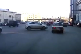 视频：看战斗民族女司机霸气侧漏的停车法