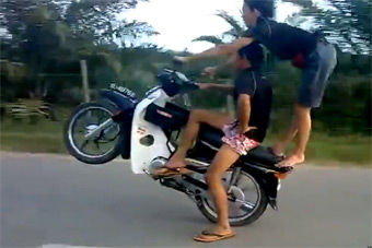 视频：笑死了 神国度“疯狂摩托”二人组
