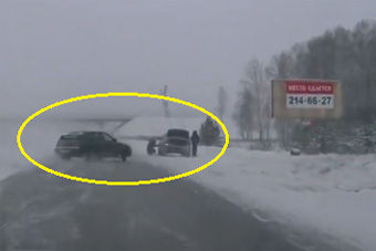 视频：吓死后车的司机了 前车失控公路上“画圈”走