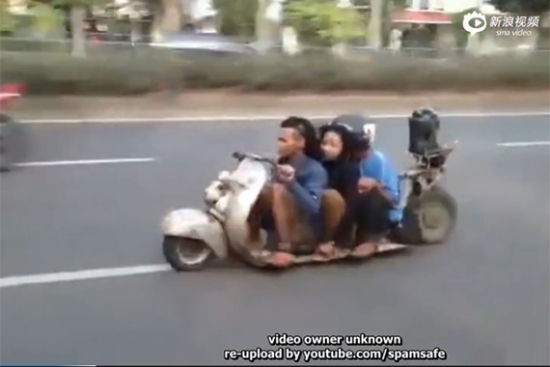 视频：就得蹲着骑！逆天拖地平板摩托