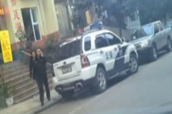 视频：四川达州一警察被曝开警车给茶楼送菜