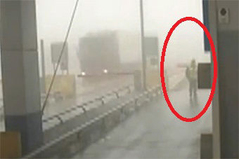 视频：绝对算“躺枪”！ 收费站工作员无辜被落停杆砸伤