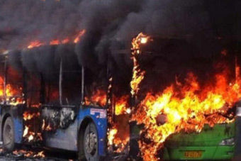 视频：贵阳公交车发生燃烧 火苗窜出车厢