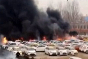 视频：郑州停车场大火 70多辆新车被烧毁