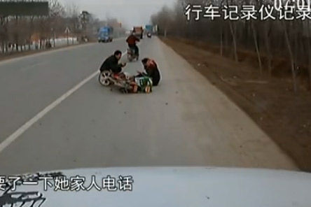 视频：司机扶摔倒老人被冤 行车记录仪还原真相
