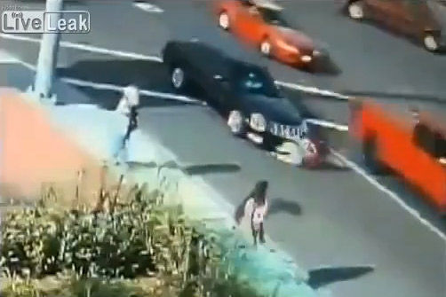 视频：横穿马路女孩 被两车连撞