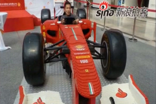 视频：牛人用20万块积木拼成“豪车”引围观