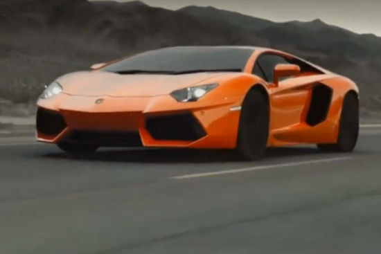 视频：驰骋在沙漠里的兰博基尼Aventador