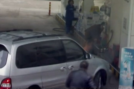 视频：惊魂一刻 贵阳一加油站内汽车危险自燃