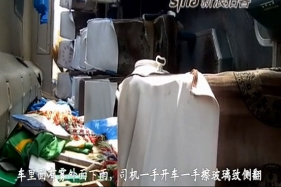 视频：大巴司机边开车边擦玻璃 致车辆侧翻