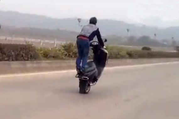 视频：摩托车骑行的最高境界 站立加单轮