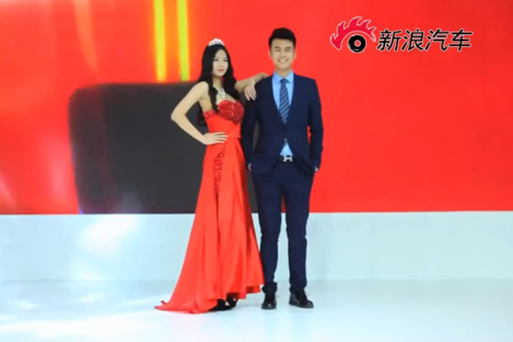 视频：都是大长腿 北京车展车模上演T台秀