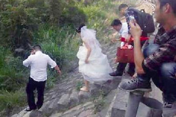 视频：新郎新娘为赶吉时丢下婚车高速狂奔