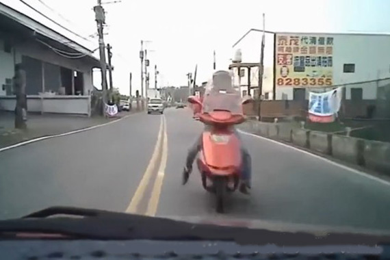 视频：路上别搞笑 亚洲车祸视频集锦