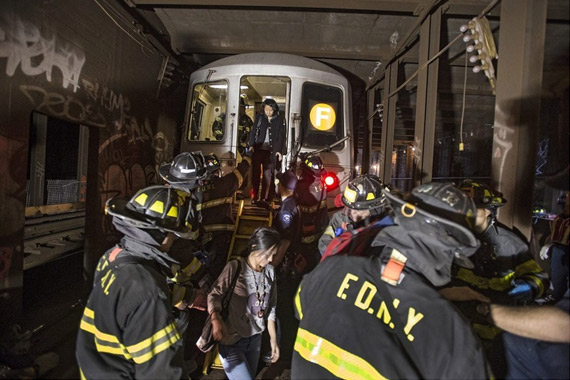 视频：纽约地铁列车脱轨致19人受伤