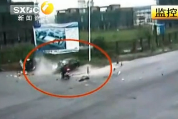 视频：监拍小轿车拦腰撞飞货车 路人奇迹躲过