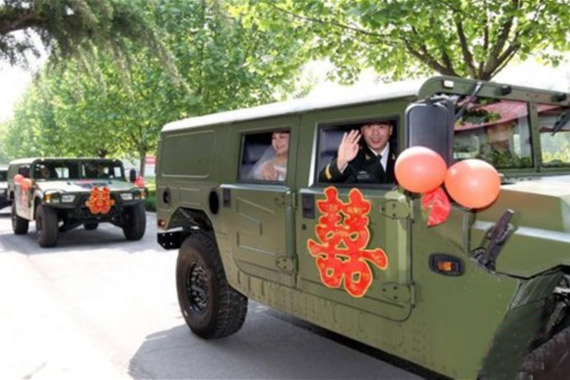 视频：解放军婚礼现猛士婚车 军用越野霸气接新娘