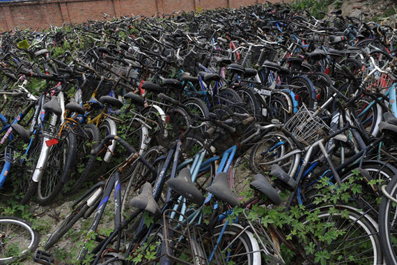 视频：川大现自行车墓地 3千多辆自行车无人认领