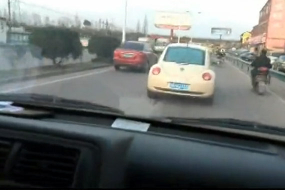 视频：实拍小伙“作死”开面包车公路飙车