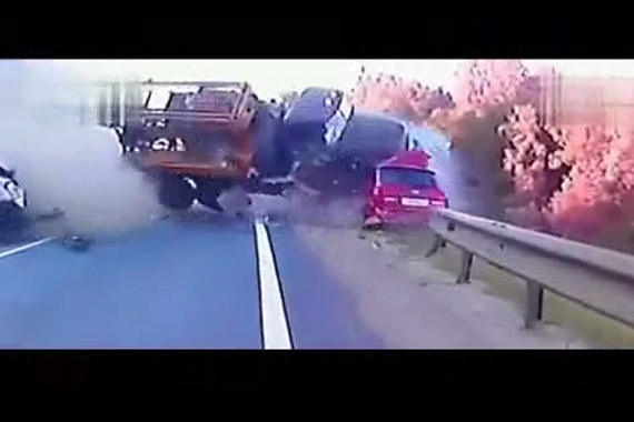 视频：高速路上车祸现场 现实版《死神来了》