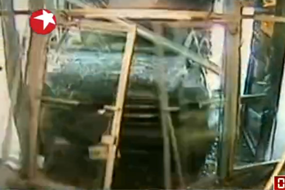 视频：美国一男子开大卡车疯狂撞击电视台大楼