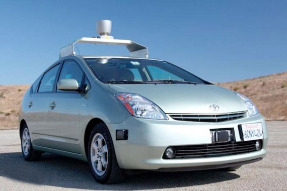 视频：谷歌无人驾驶汽车载人上路 未出事故