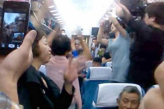 视频：中国大妈火车上互飙广场舞 人类已经无法阻止
