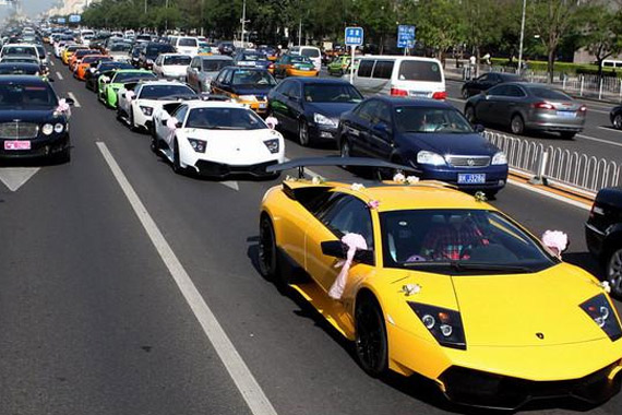 视频：土豪婚礼车队 法拉利兰博基尼遍地跑
