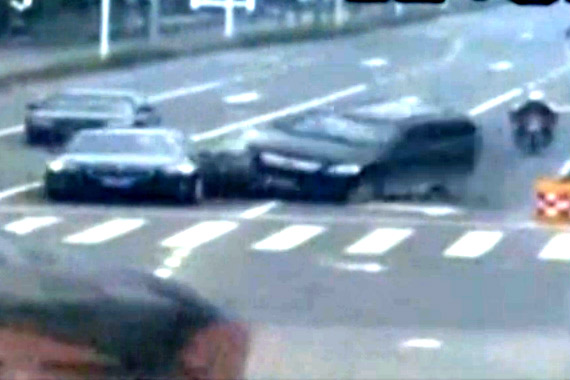 视频：惊险车祸追尾越野腾空360度车轮被摔飞