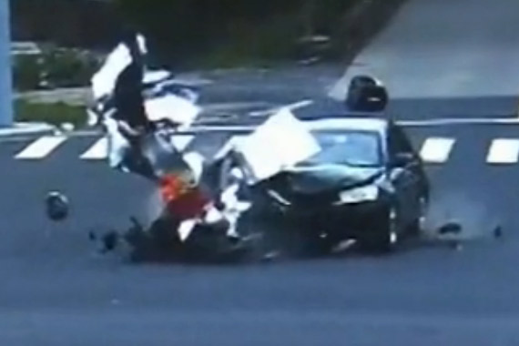 视频：监拍摩托车闯红灯被撞飞瞬间四分五裂