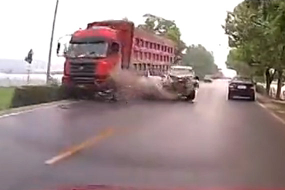 视频：面包车撞上渣土车两人被当场甩出车外