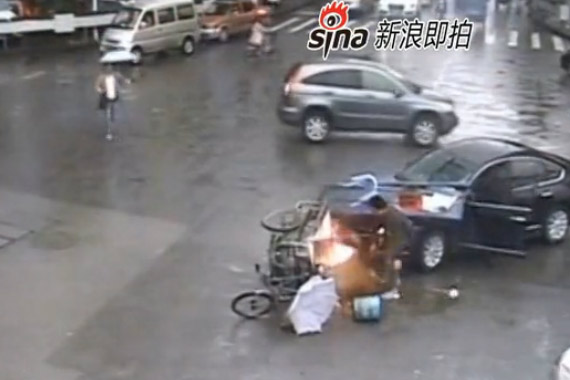 视频：轿车与卖油条三轮车相撞惨遭泼油起火