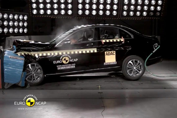 视频：安全有保障 2014款奔驰C级碰撞测试